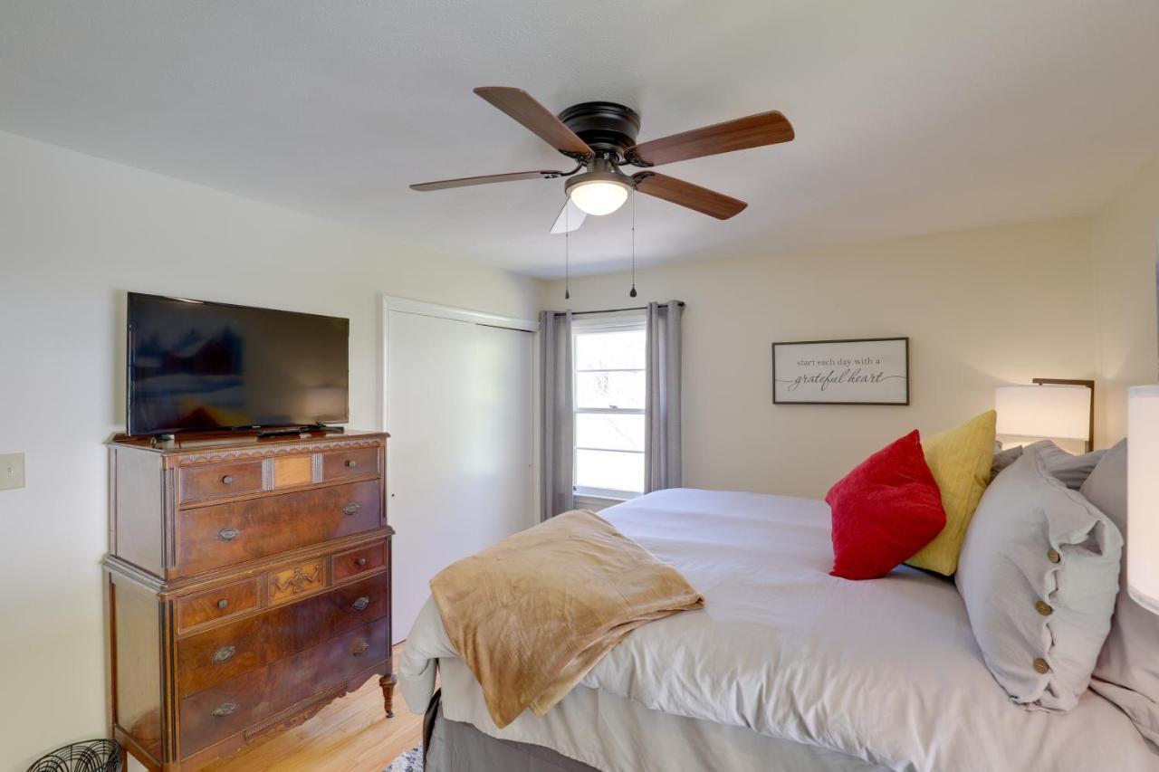 Updated Marshall Home With Fire Pit And Game Room! Bagian luar foto