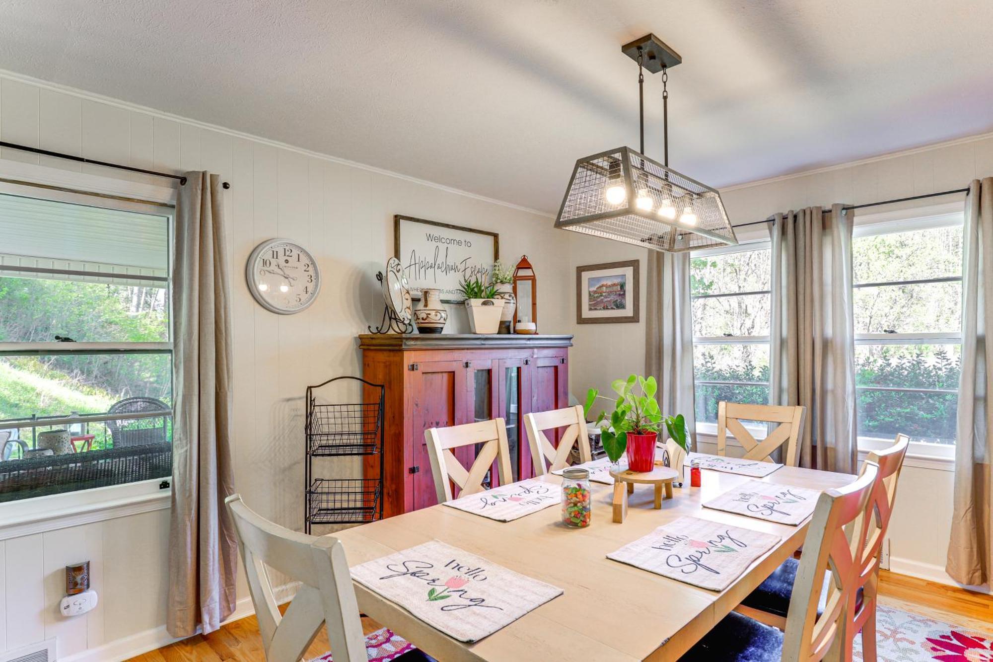 Updated Marshall Home With Fire Pit And Game Room! Bagian luar foto