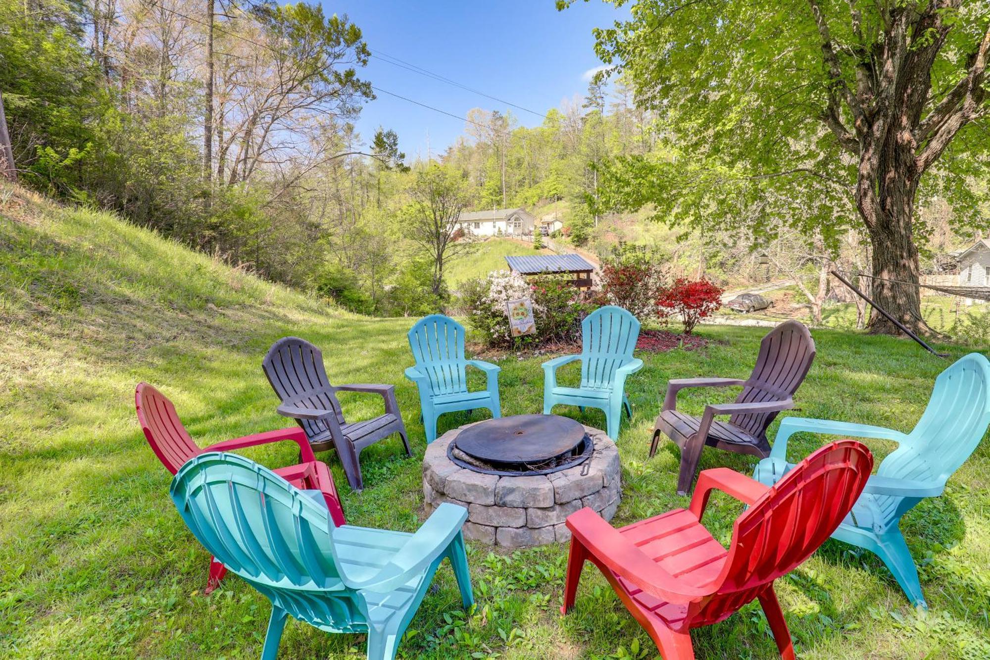 Updated Marshall Home With Fire Pit And Game Room! Bagian luar foto