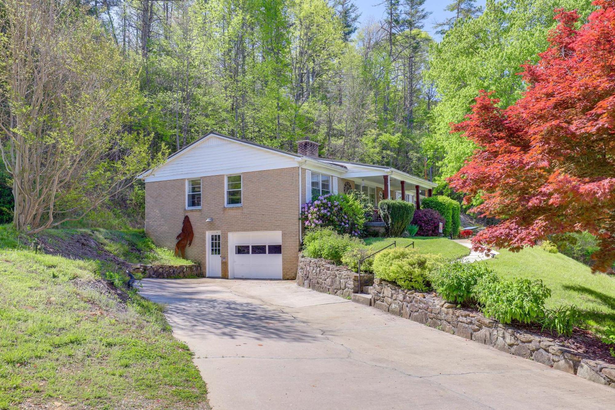Updated Marshall Home With Fire Pit And Game Room! Bagian luar foto