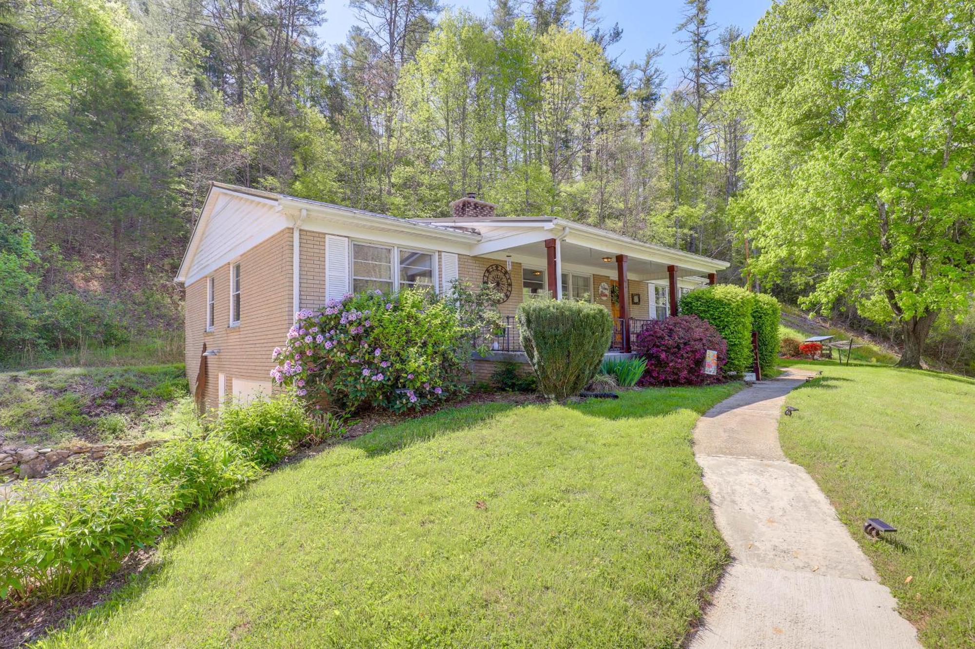 Updated Marshall Home With Fire Pit And Game Room! Bagian luar foto